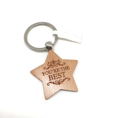 Des porte-clés en bois gravés personnalisés pour des cadeaux écologiques