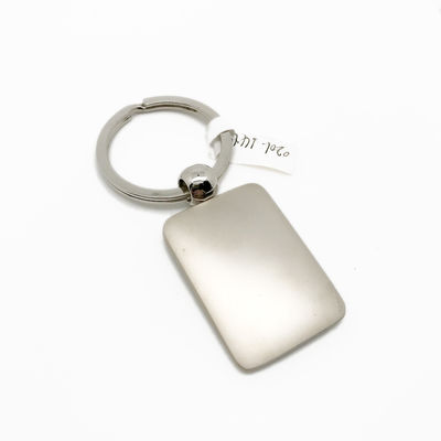 Des porte-clés personnalisés en argent avec un logo personnalisé