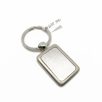 Des porte-clés personnalisés en argent avec un logo personnalisé