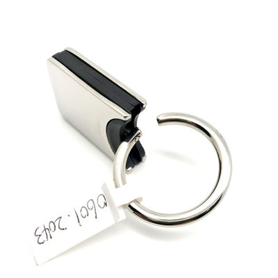 En tant que porte-clés photo métallique avec logo personnalisé disponible