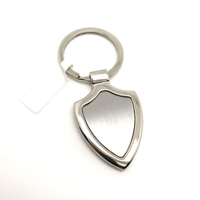 Le porte-clés en métal en argent est disponible pour une livraison immédiate.