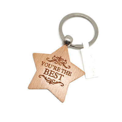 Des porte-clés en bois gravés personnalisés pour des cadeaux écologiques