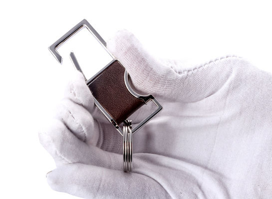 Porte-clés en cuir en relief personnalisé dans un emballage en polybag
