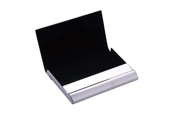 Un étui de carte de visite métallique rectangulaire de style qui peut contenir jusqu'à 50 cartes de visite.