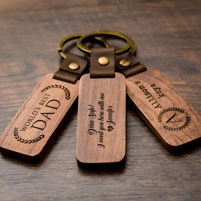 Bon prix Noix en bois gravée par cadeau fait sur commande de chaîne principale pour le bureau à la maison 4,5 x 1in de voiture en ligne