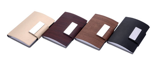 Bon prix Porteur de carte de nom en métal mince adapté aux hommes et aux femmes avec un design rectangulaire élégant en ligne