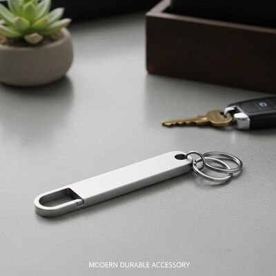 Bon prix Porte-clés minimaliste en métal argenté, accessoire moderne et durable, parfait pour garder les clés en sécurité et organisées en ligne