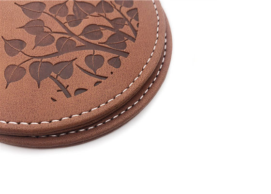 Bon prix Unité centrale Brown en cuir Pantone de Debossed Logo Drink Coasters With Logo en ligne