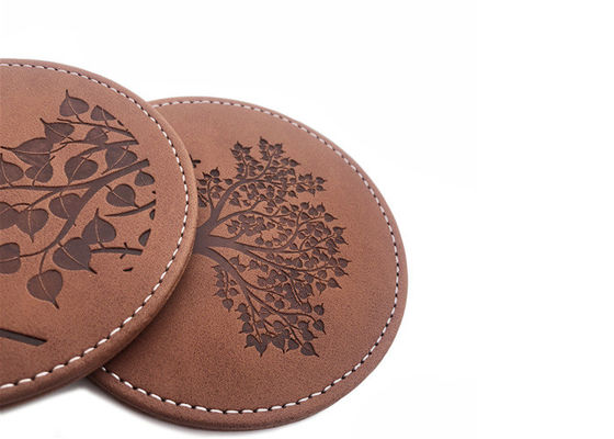 Bon prix Les caboteurs de boissons de Brown ont placé le logo en verre rond en cuir de Debossed de caboteurs d'unité centrale en ligne